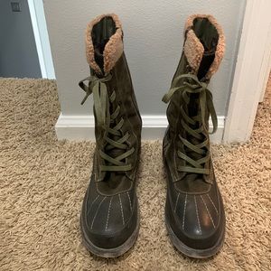 Women’s olive green and brown fur MuksLuks boots size 39 (8)